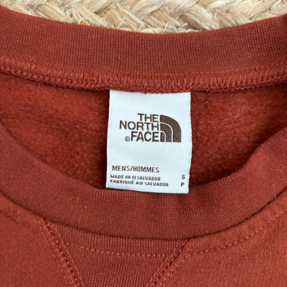 The North Face Men’s Small Heritage Patch Crew Neck Sweatshirt - Picture 3 of 6